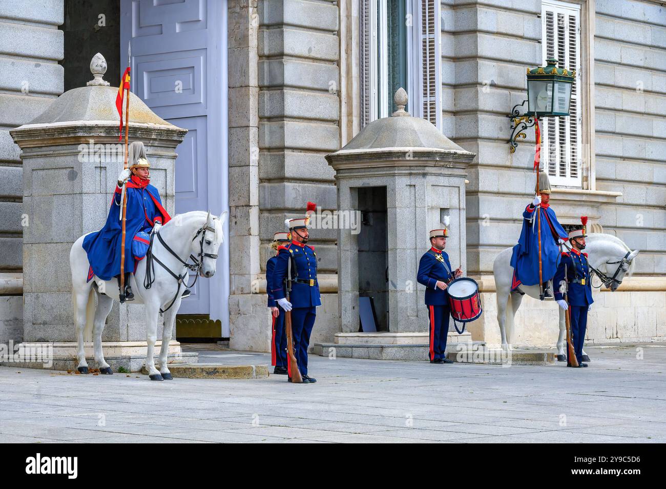 Madrid, Spanien - 5. Oktober 2024: Eine Gruppe von Soldaten der Zeremonialeinheit führt den Wachwechsel im Außenbereich des Königlichen PAL durch Stockfoto