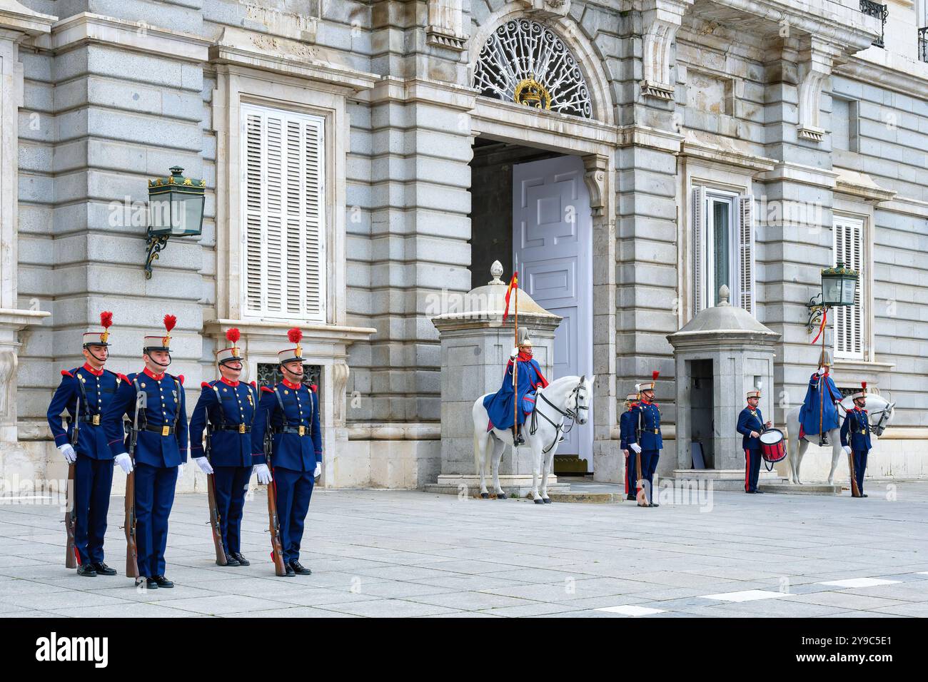 Madrid, Spanien - 5. Oktober 2024: Eine Gruppe von Soldaten der Zeremonialeinheit führt den Wachwechsel im Außenbereich des Königlichen PAL durch Stockfoto