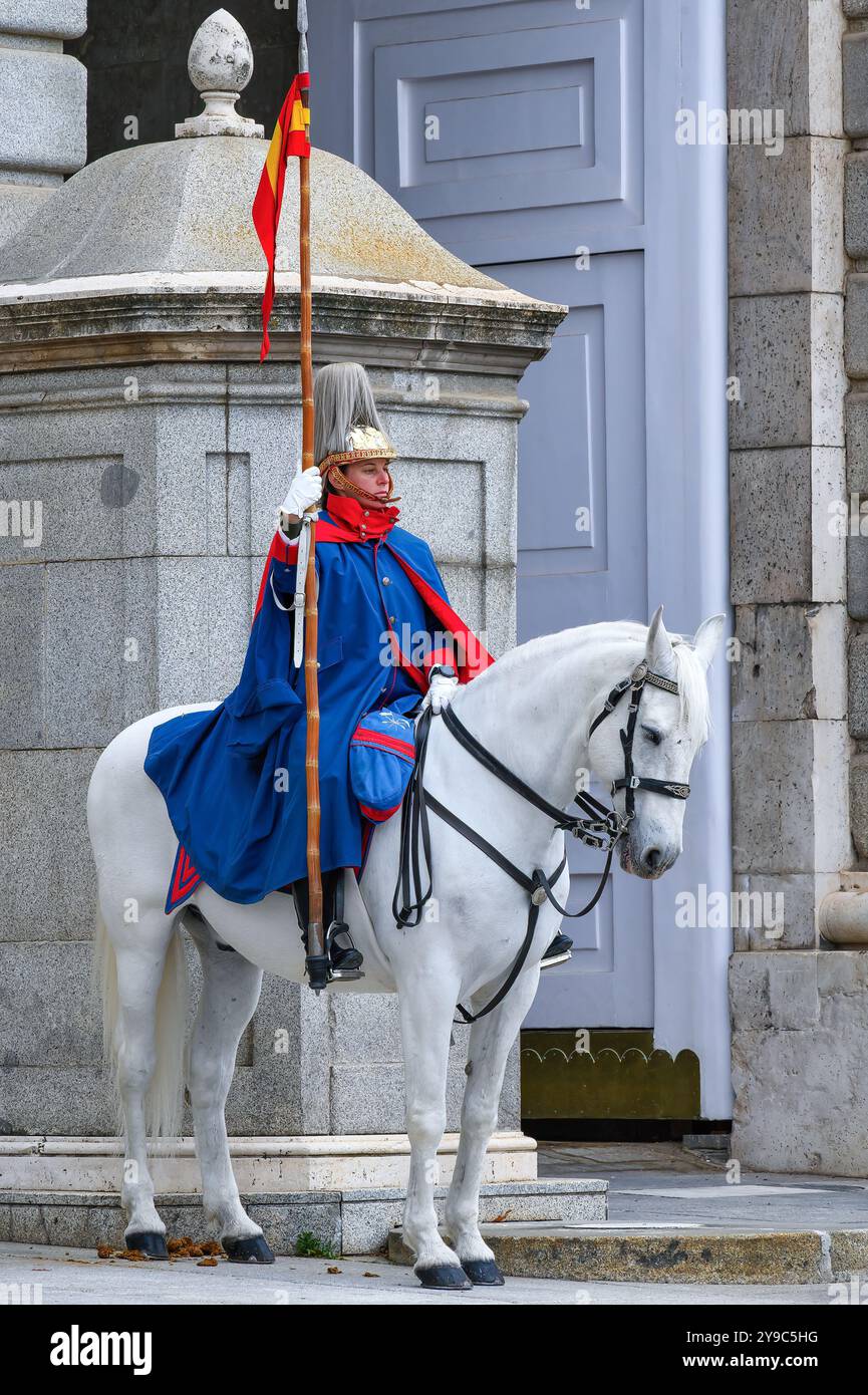 Madrid, Spanien - 5. Oktober 2024: Ein uniformierter Soldat zu Pferd, der einen Speer hält, ist Teil der Wachwechsel-Zeremonie im Königlichen Palast. Stockfoto