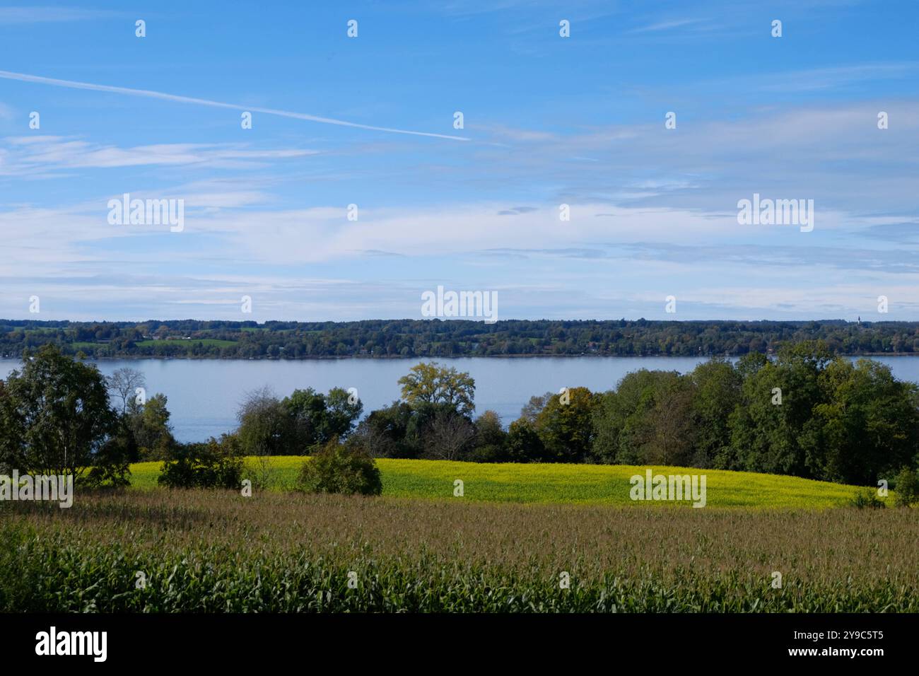 Ammersee Ostufer Ammersee Ostufer mit Blick auf See und Westufer. *** Ammersee Ostufer Ammersee Ostufer mit Blick auf See und Westufer Stockfoto