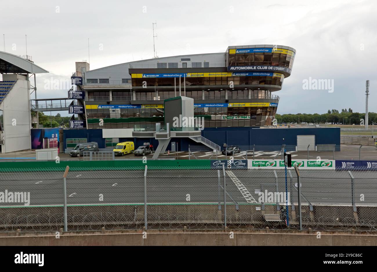 Hauptsitz des Automobile Club de L'Ouest, an der Seite des Bugatti Circuit, innerhalb des legendären Circuit des 24 Heures. Le Mans Stockfoto