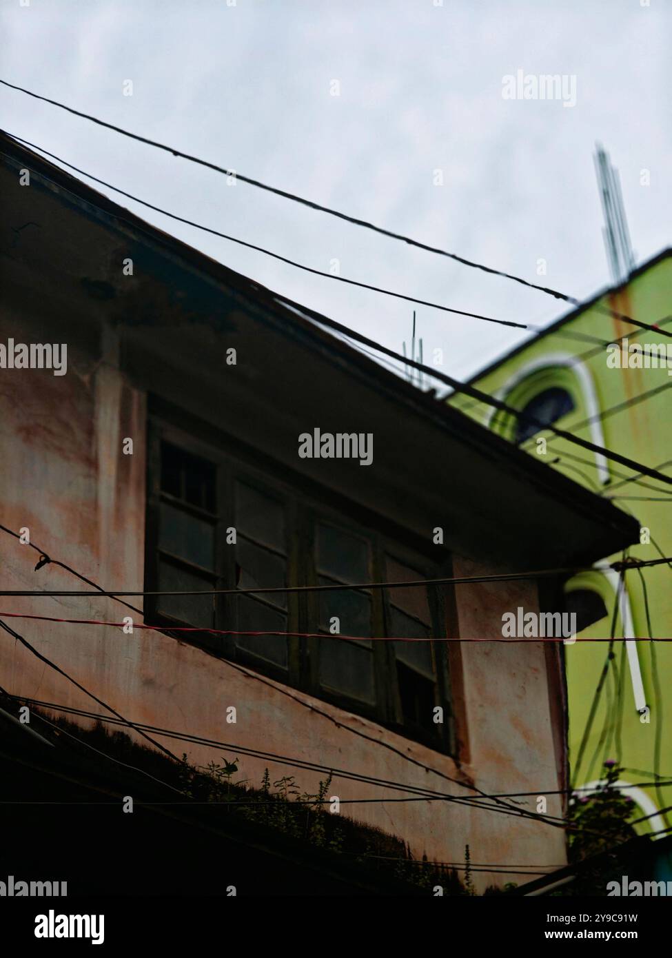 Fenster in einem alten Gebäude Stockfoto