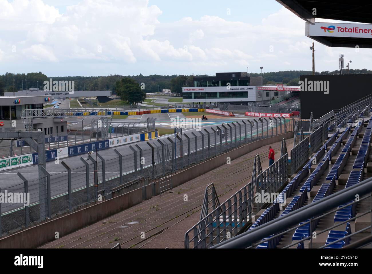 Blick von einer der Tribünen auf der Start- und Endlinie des Bugatti Circuit, Circuit de la Sarthe, Le Mans, Pays de la Loire, Frankreich Stockfoto