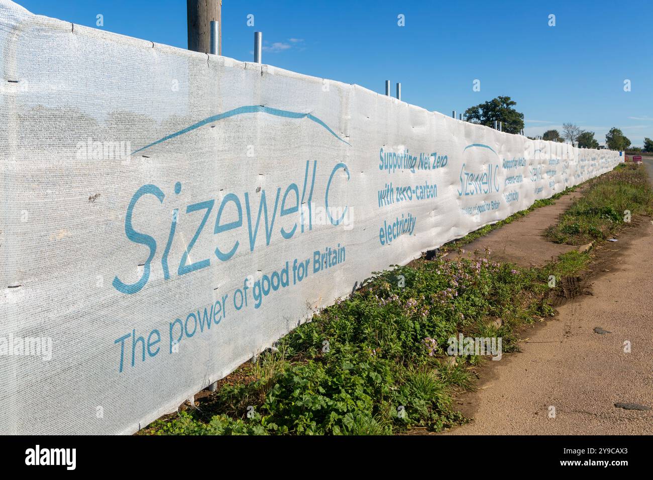 Sizewell C Kraftwerk Baustelle Bildschirm für Personal Park and Ride Site, Wickham Market, Suffolk, England, Großbritannien Stockfoto