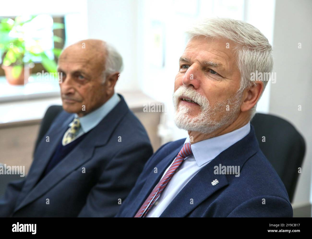 Der tschechische Präsident Petr Pavel (rechts) besucht am 10. Oktober 2024 das Maly Mehrin Museum in Brünn, Tschechische Republik. Auf der linken Seite befindet sich der Holocaust-Überlebende Jiri Hala, der drei Jahre in Terezin verbrachte. Brünns Maly Mehrin Museum verwendet in seiner neuen Dauerausstellung ein ungewöhnliches technisches Gerät - Holoprojektoren. Sie erstellen dreidimensionale Bilder historischer Artefakte, wie Purim-Masken oder Ritualgläser. Es handelt sich um Objekte, die von mährischen Juden in der Vergangenheit verwendet wurden. Sie sind heute im Jüdischen Museum in Prag erhalten. Die Originale konnten eines Tages im geplanten Mährischen Jüdischen Museum Mehrin ausgestellt werden. Th Stockfoto