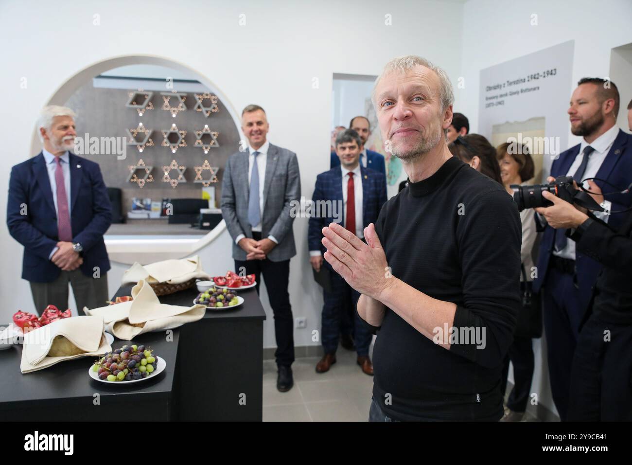 Der tschechische Präsident Petr Pavel (links) besucht in Begleitung des Museumsdirektors Martin reiner (vorne) am 10. Oktober 2024 das Maly Mehrin Museum in Brünn, Tschechische Republik. Brünns Maly Mehrin Museum verwendet in seiner neuen Dauerausstellung ein ungewöhnliches technisches Gerät - Holoprojektoren. Sie erstellen dreidimensionale Bilder historischer Artefakte, wie Purim-Masken oder Ritualgläser. Es handelt sich um Objekte, die von mährischen Juden in der Vergangenheit verwendet wurden. Sie sind heute im Jüdischen Museum in Prag erhalten. Die Originale konnten eines Tages im geplanten Mährischen Jüdischen Museum Mehrin ausgestellt werden. Der kleine Mehrin auf V Stockfoto