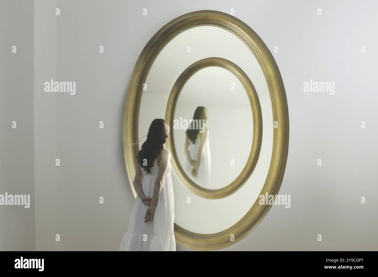 Frau, die in einer surrealen Spiegelschleife schaut, abstraktes Konzept Stockfoto