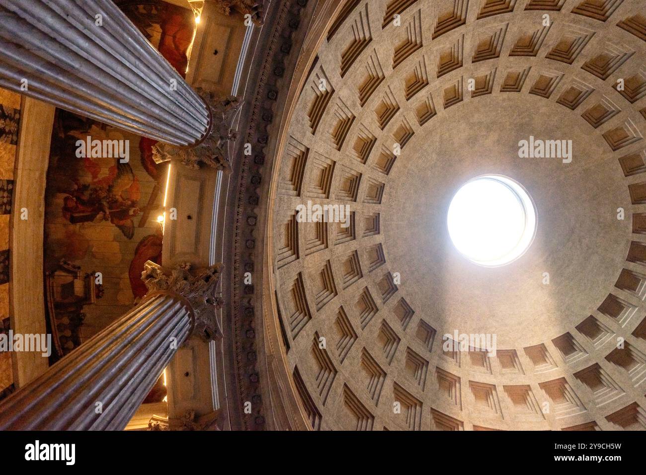 Im Pantheon in Rom unter der Kuppel und den Säulen Stockfoto