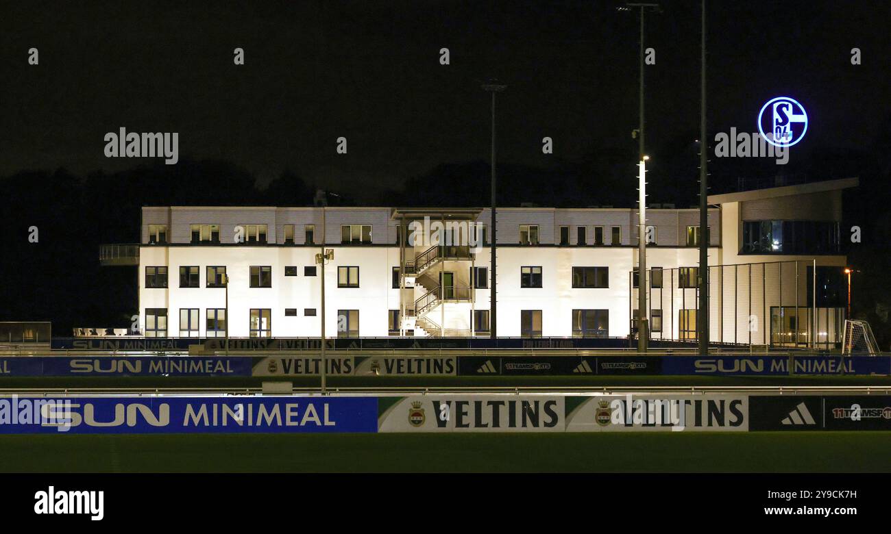 Gelsenkirchen, Deutschland. September 2024. firo: 28.09.2024, Fußball, Regionalliga West, Saison 2024/2025, FC Schalke 04 II - MSV Duisburg General, das Schalke-Büro mit Logo Credit: dpa/Alamy Live News Stockfoto