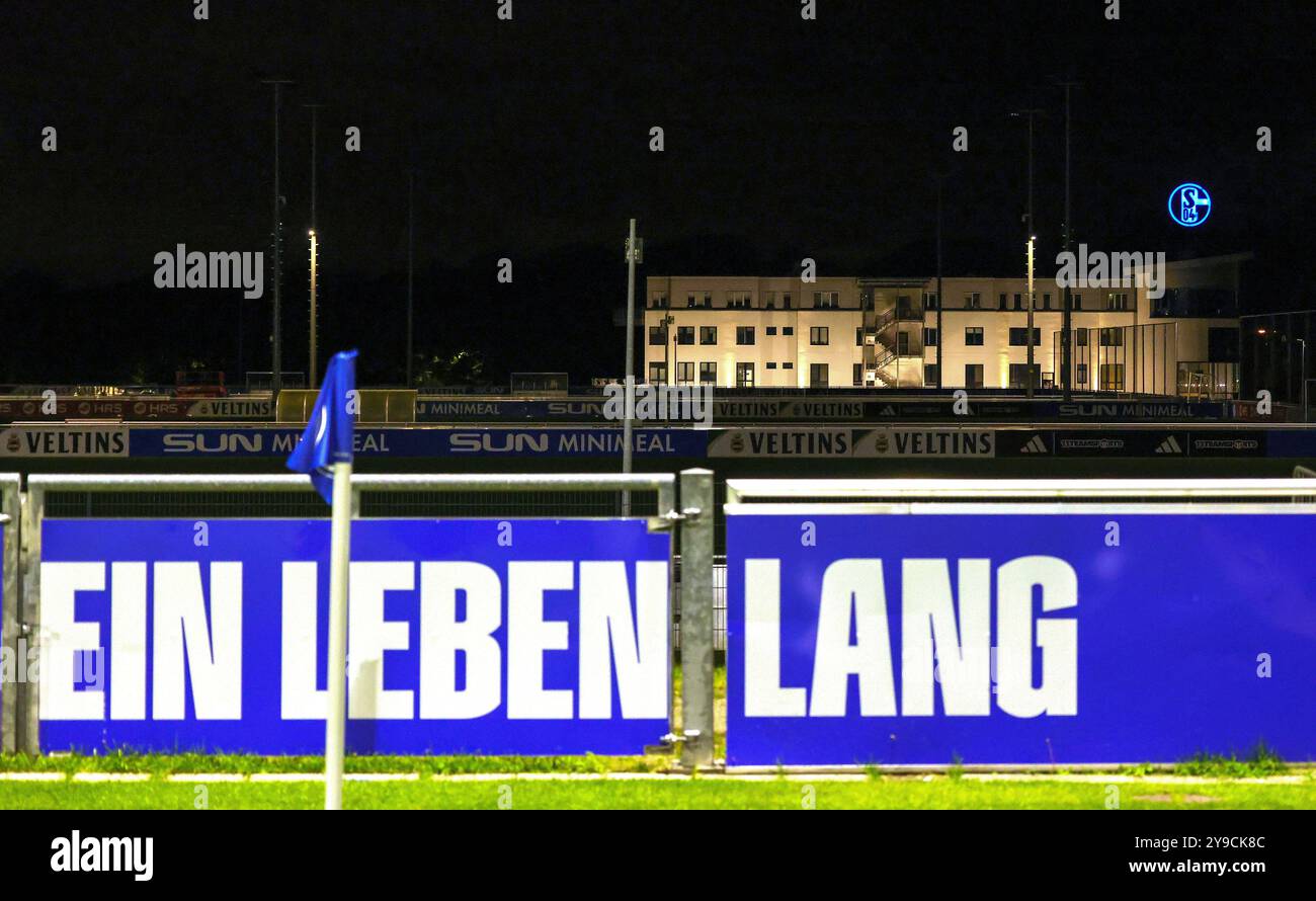 Gelsenkirchen, Deutschland. September 2024. firo: 28.09.2024, Fußball, Regionalliga West, Saison 2024/2025, FC Schalke 04 II - MSV Duisburg General, Werbebanner mit Inschrift: A Lifetime, im Hintergrund das Schalke Büro mit Logo Credit: dpa/Alamy Live News Stockfoto