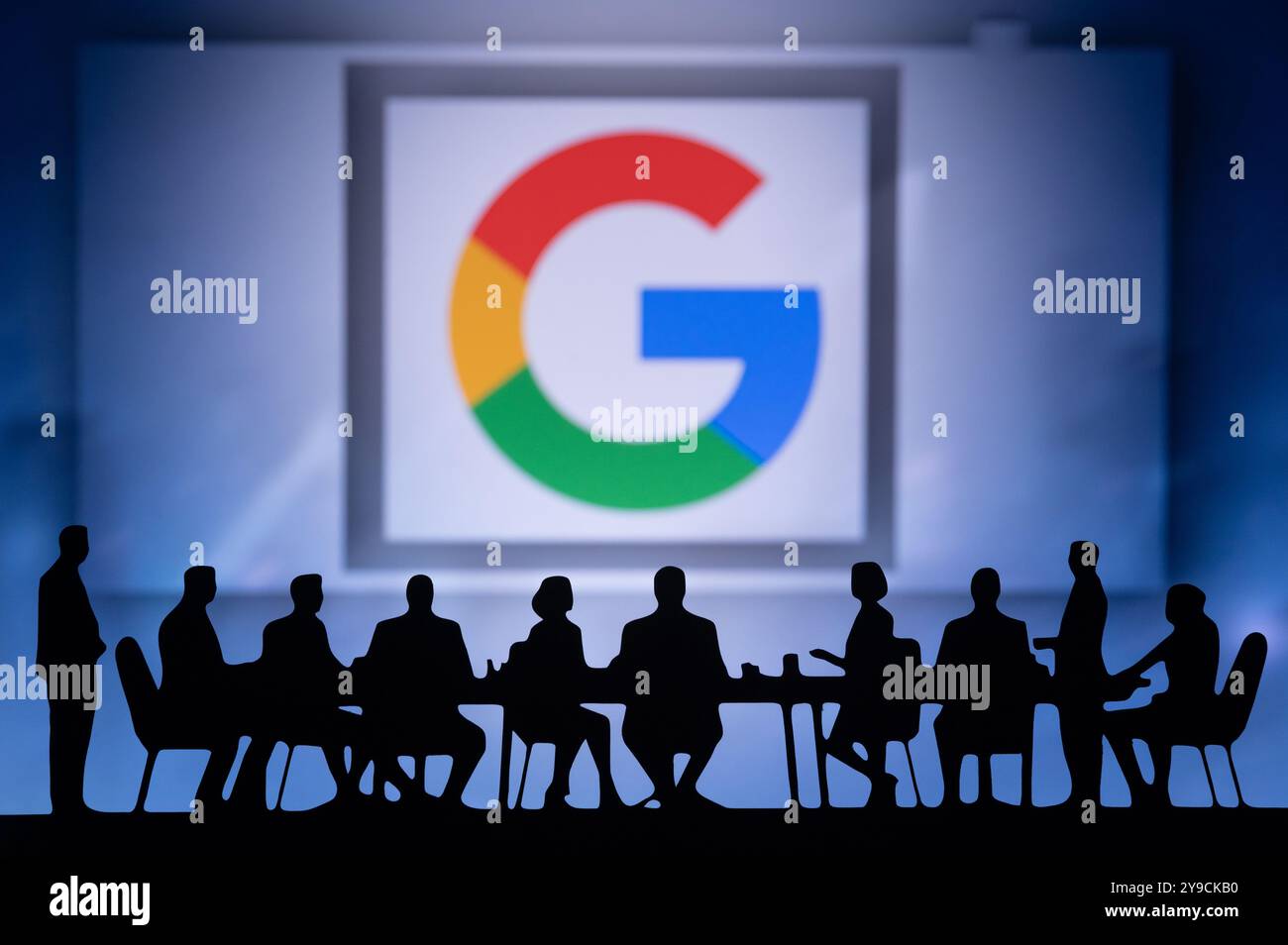 MOUNTAIN VIEW, USA, 10. OKTOBER 2024: Google Corporate Growth Summit. Silhouetten von Führungskräften, die an einem Konferenztisch Brainstorming machen, Finanzen Stockfoto