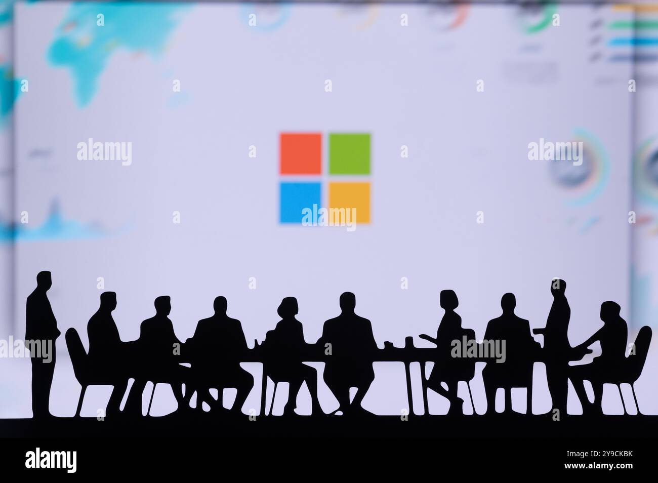 REDMOND, USA, 10. OKTOBER 2024: Microsoft Financial Growth Dialogue. Silhouetten von Führungskräften in einer Unternehmensbesprechung, die Umsatzdiagramme untersuchen, mit Stockfoto