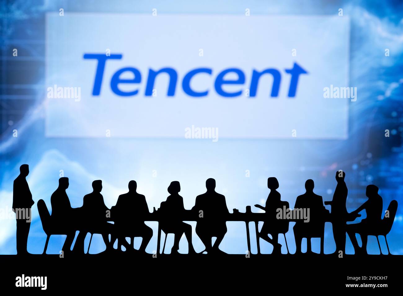 SHENZHEN, CHINA, 10. OKTOBER 2024: Tencent Quarterly Performance Review. Führungskräfte im Gespräch, die die Leistungsmetrik des Unternehmens bewerten Stockfoto