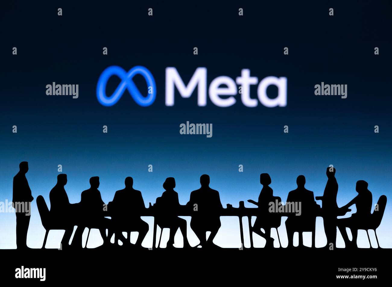 CALIFORNIA, USA, 10. OKTOBER 2024: META Business Strategy Session. Eine dynamische Diskussion zwischen Führungskräften, die Unternehmensvision wird auf einem großen Bildschirm dargestellt Stockfoto