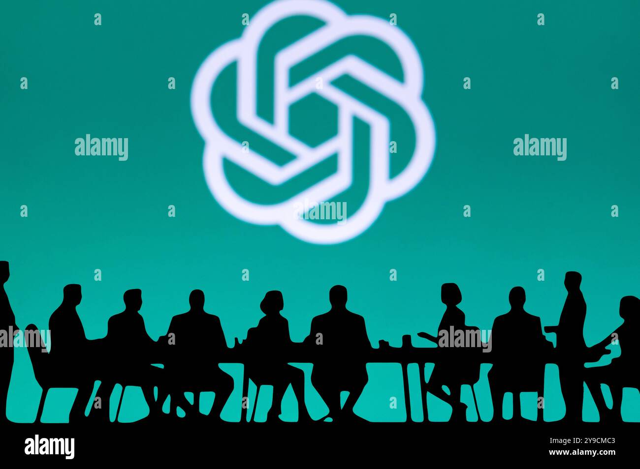 SAN FRANCISCO, USA, 10. OKTOBER 2024: OpenAI Company Bussiness Meeting. Silhouette von Geschäftsleuten, die hinter dem Tisch sitzen und diskutieren. Stockfoto