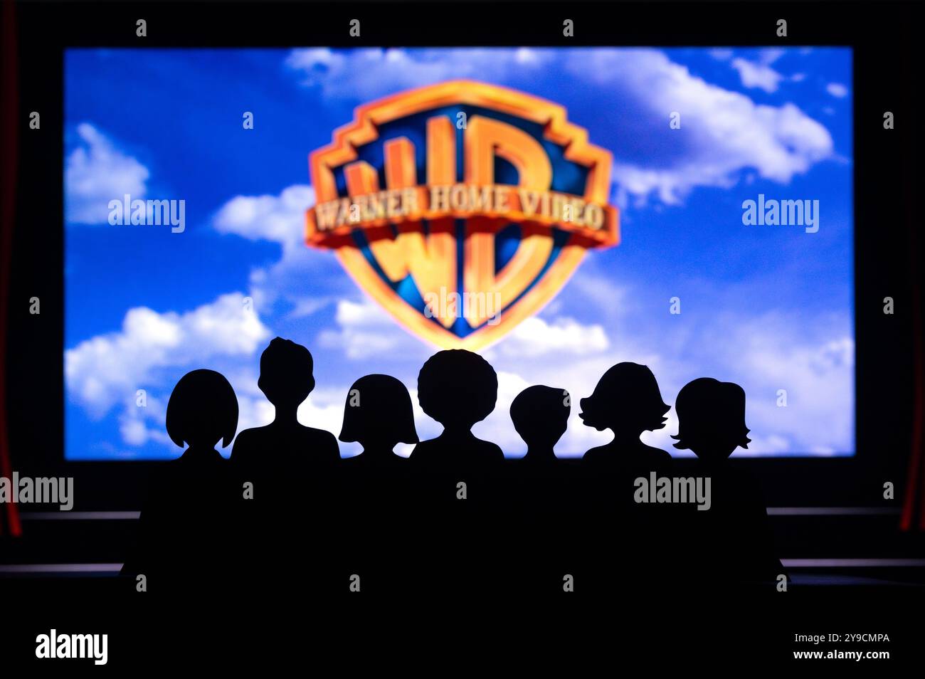 BURBANK, USA, 10. OKTOBER 2024: Warner Bros Film, der von einer Gruppe von Kindern im Kino gesehen wird Stockfoto