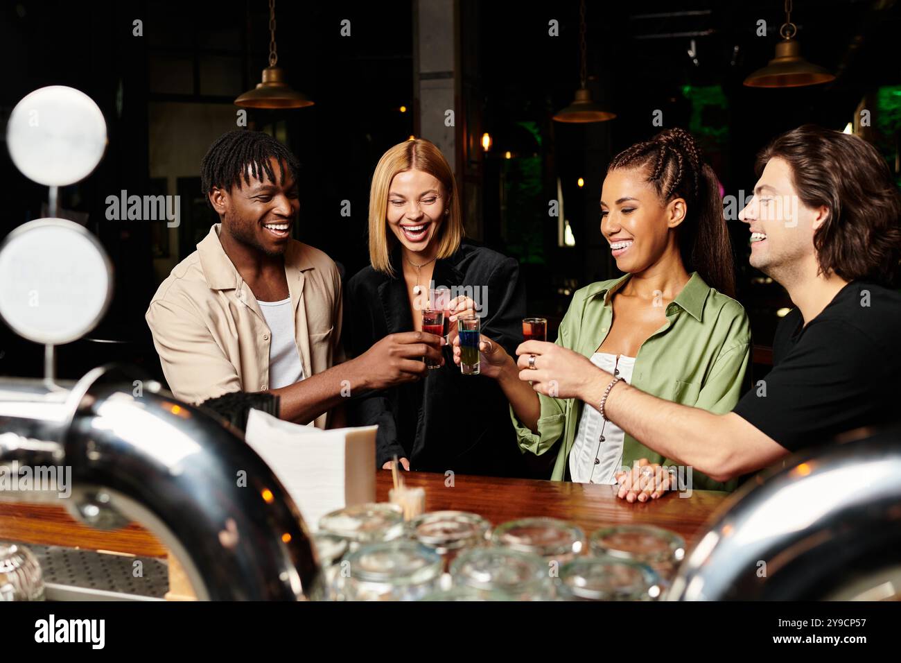 Junge Profis genießen einen fröhlichen Toast auf einer Firmenfeier, bei der sie ihren Erfolg feiern. Stockfoto