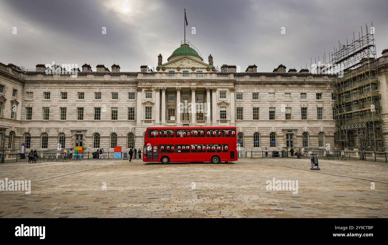 London, Großbritannien. Oktober 2024. Die Anlage, die ursprünglich zwei Busse haben sollte, nicht einen. Der Künstler war nicht wie geplant anwesend. Im Innenhof des Somerset House wurde eine monumentale Installation aus lebensgroßen Londoner Bussen vom Künstler Slawn enthüllt. In den Doppeldeckerbussen des britisch-nigerianischen Künstlers Slawn mit Graffigeband erkunden Sie die Erreichbarkeit und die soziale Verbindung. 1-54 die Contemporary African Art Fair feiert ihre 12. Auflage im Somerset House mit der Sonderinstallation. Über 60 Galerien und 160 Künstler aus Afrika und der Diaspora sind dieses Jahr auf der Messe zu sehen. Stockfoto