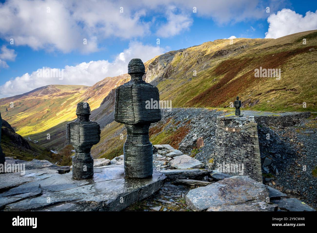 HONISTER SLATE MINE, CUMBRIA, GROSSBRITANNIEN - 10. SEPTEMBER 2024. Skulpturen der Honister Slate Mine in menschlicher Form auf der Spitze des Honister Pass im Lake Distr Stockfoto