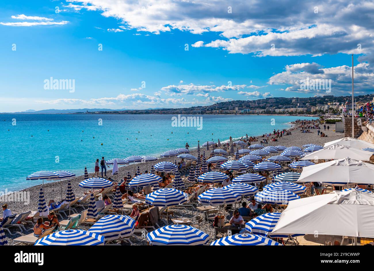 Promenade des Anglais und seine Sonnenschirme in Nizza, französische Riviera, Provence Alpes Côte d'Azur, Frankreich Stockfoto