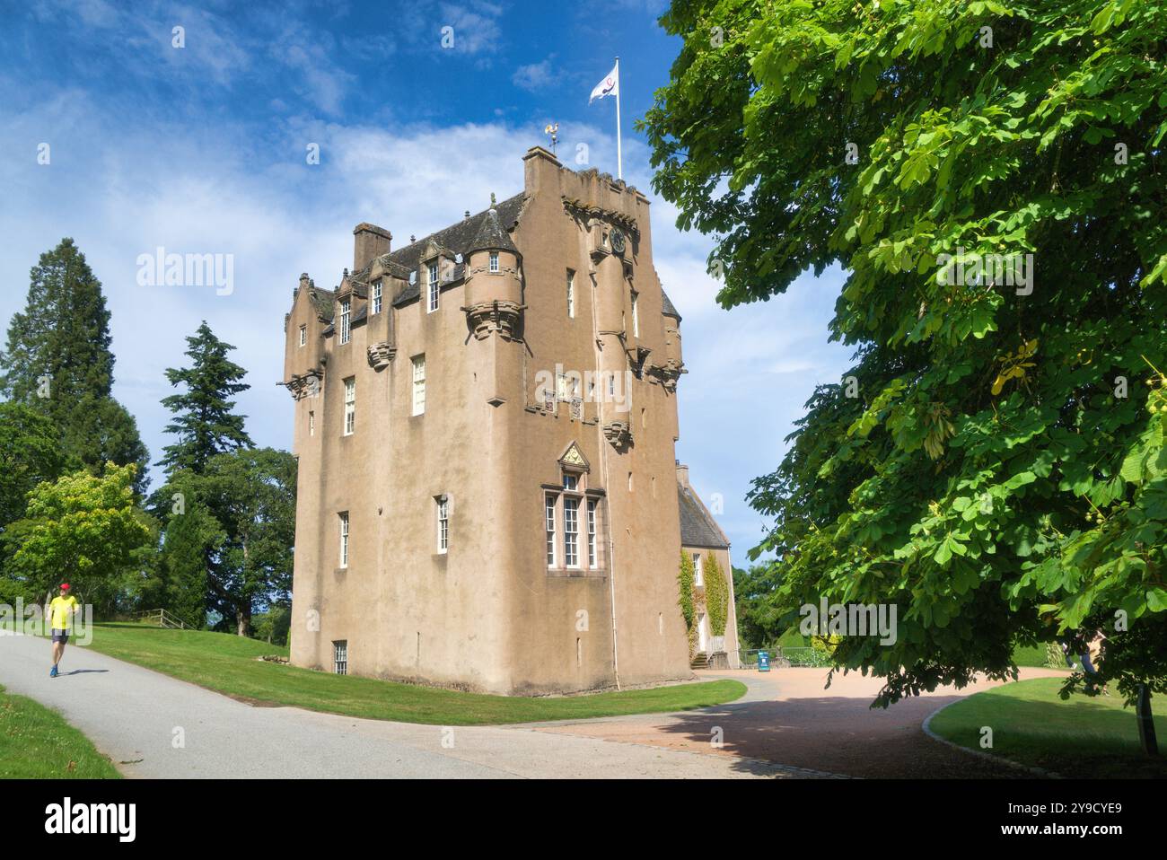 Blick nach Süden auf Crathes Baronial, Turmhaus, schottisches Schloss. Lauf auf der Fahrt mit Sonnenschein und blauem Himmel. Banchory, Royal Deeside. Aberdeenshir Stockfoto