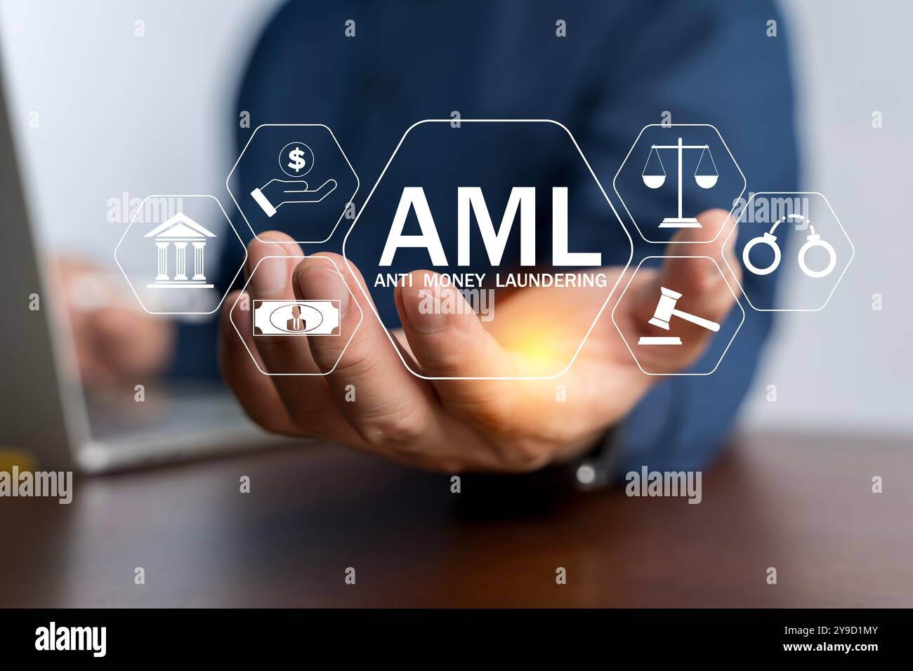 AML, Anti Money Laundering Financial Bank Business Concept, Person, die die Taste mit dem Symbol zur Bekämpfung von Geldwäsche auf dem vr-Bildschirm berührt. Stockfoto
