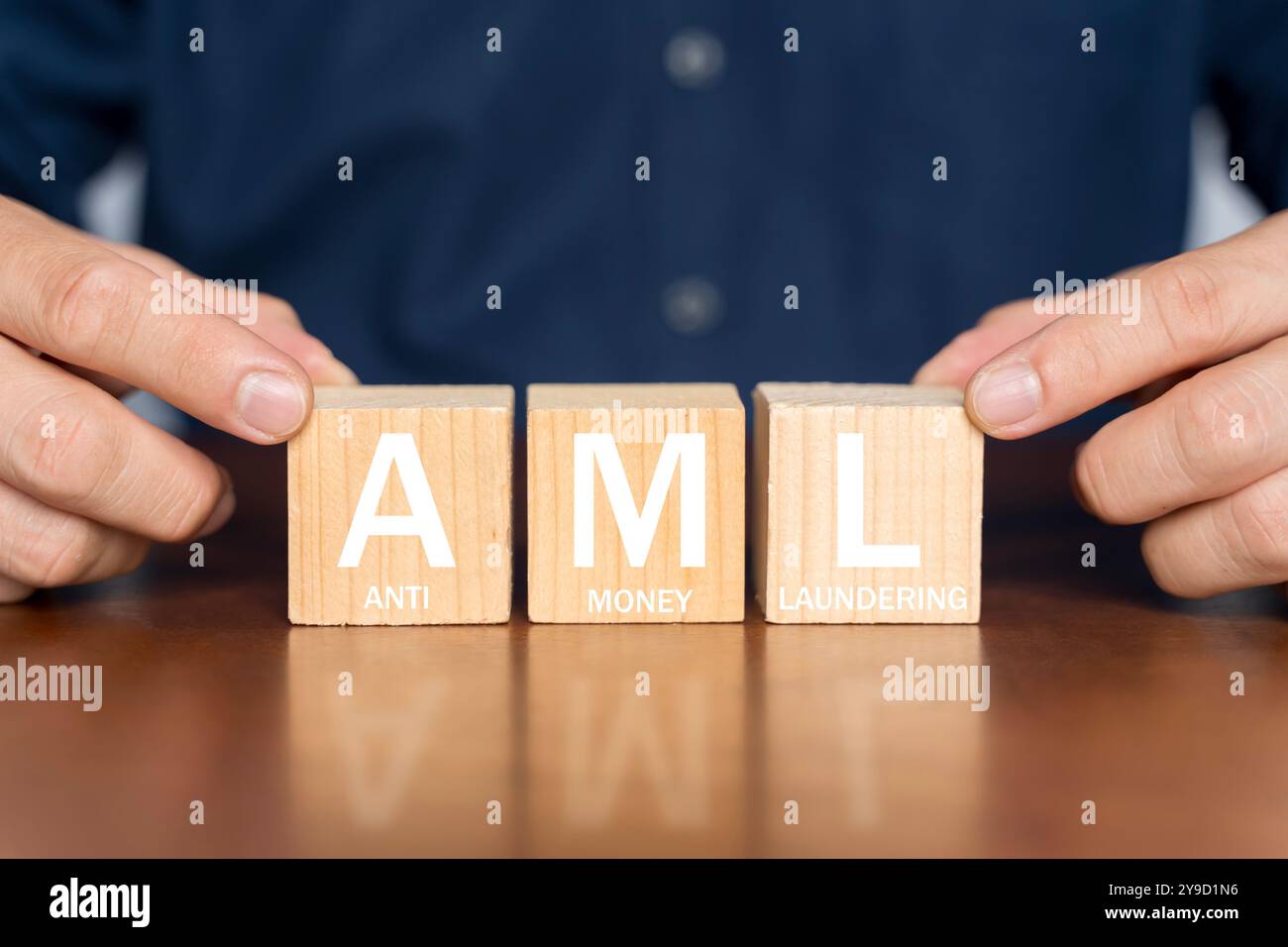 Anti-Money Laundering (AML)-Vorschriften und Compliance-Konzept. Nutzen Sie regulatorische Webdaten, um die Einhaltung von AML-Richtlinien zu verbessern und die Haftung zu verringern. Kämpfen Stockfoto