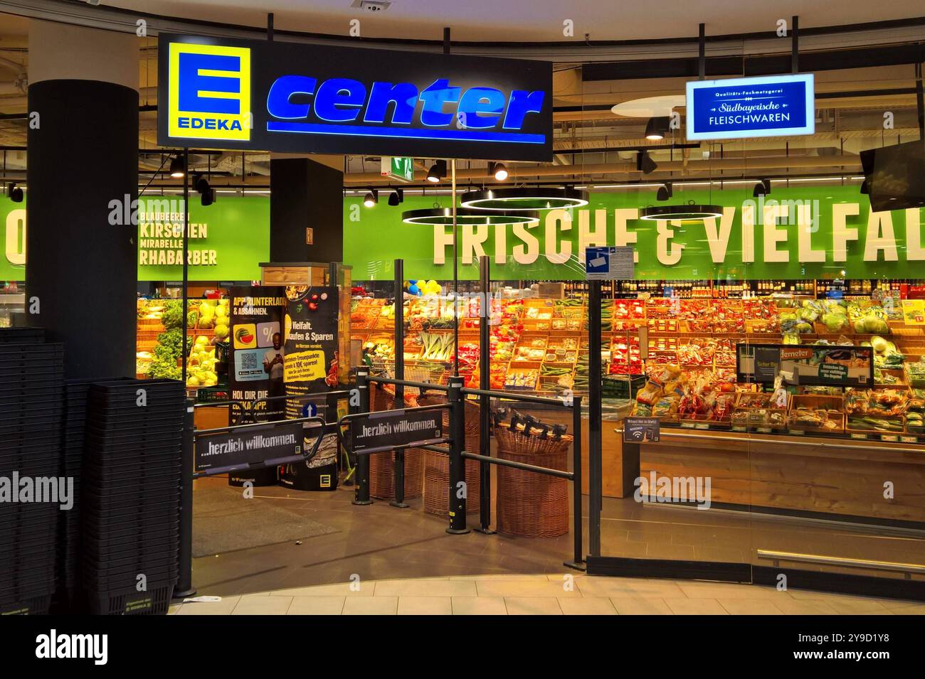 Edeka Center, Supermarkt, Obst- und Gemüse-Abteilung. Die Edeka-Gruppe, ehemals Abkürzung für Einkaufsgenossenschaft der Kolonialwarenhändler im Halleschen Torbezirk zu Berlin, ist ein genossenschaftlich organisierter kooperativer Unternehmensverbund im deutschen Einzelhandel. Edeka betreibt mit Edeka Fruchtkontor eine eigene Beschaffungsorganisation vorrangig für Obst- und Gemüseimporte *** Edeka Center, Supermarkt, Obst- und Gemüseabteilung die Edeka-Gruppe, ehemals Abkürzung für Einkaufsgenossenschaft der Kolonialwarenhändler im Halleschen Torbezirk zu Berlin, ist eine Genossenschaft Stockfoto