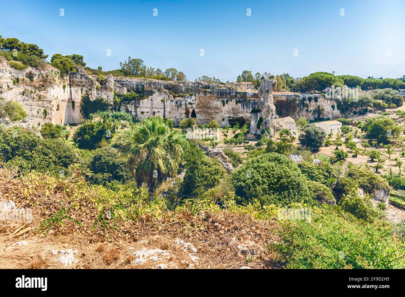Kalksteinhöhlen aus dem Hügel Temenites im Archäologischen Park in der ...