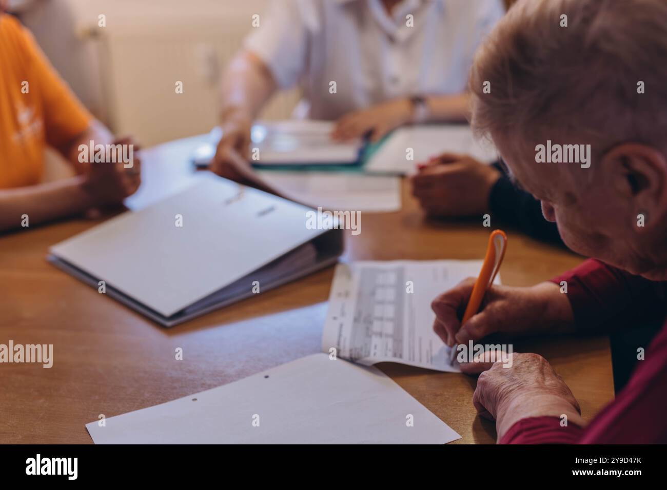 Alte Frau Nahaufnahme Hand halten Pen Zeichen Vertrag Unterschrift. Eine Frau unterschreibt ein Testament. Hochwertige Fotos Stockfoto