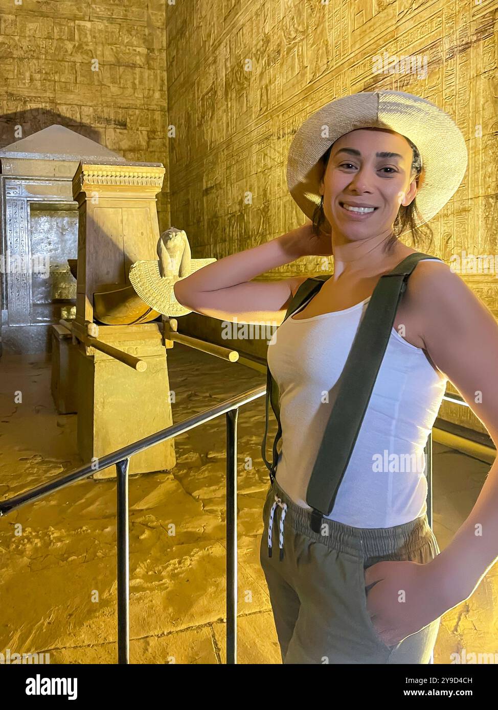 Abenteuerlustige Touristen begeben sich auf eine unvergessliche Reise durch das antike Ägypten, während sie den Tempel des Horus in Edfu erforscht. Staunen Sie über die Sonne. Stockfoto