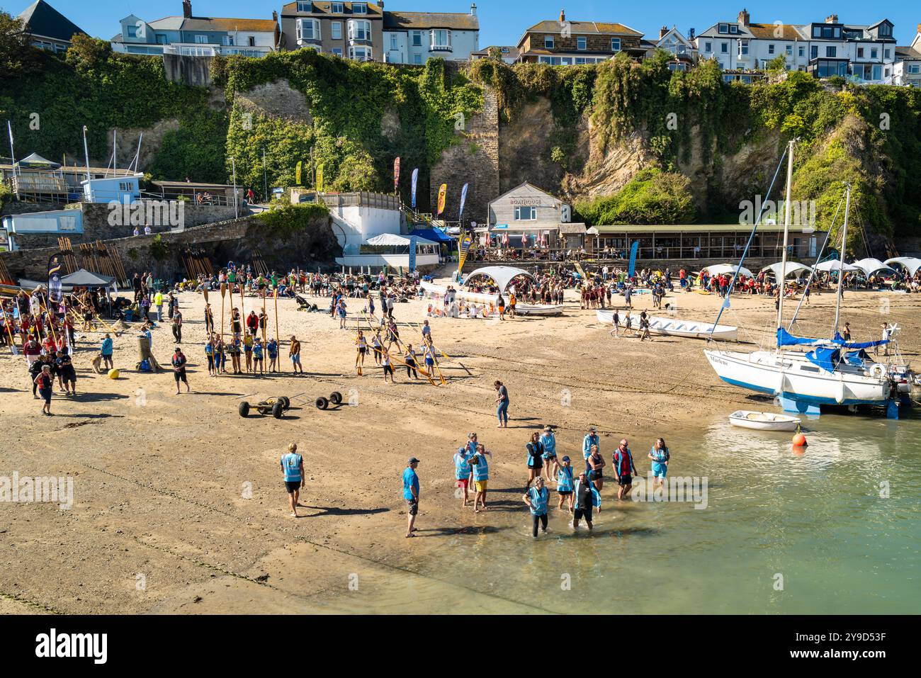 Piloten-Gig-Crews mit Rudern warten darauf, an Bord ihrer Piloten-Gigs für die Women's Newquay County Championships Cornish Pilot Gig Rowing in Newqu zu gehen Stockfoto