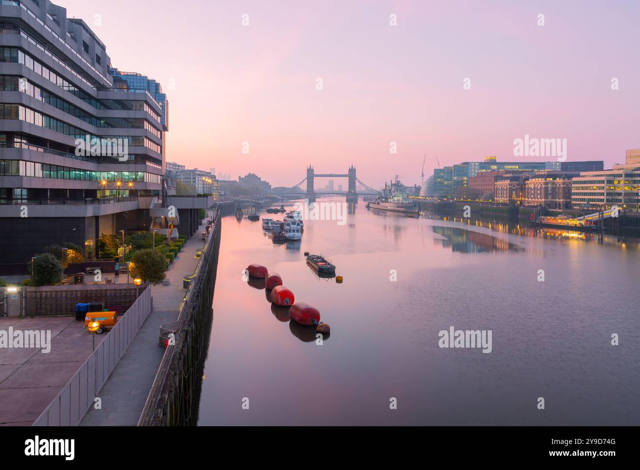 Blick auf die Tower Bridge von Westminster Bridge - London. Stockfoto