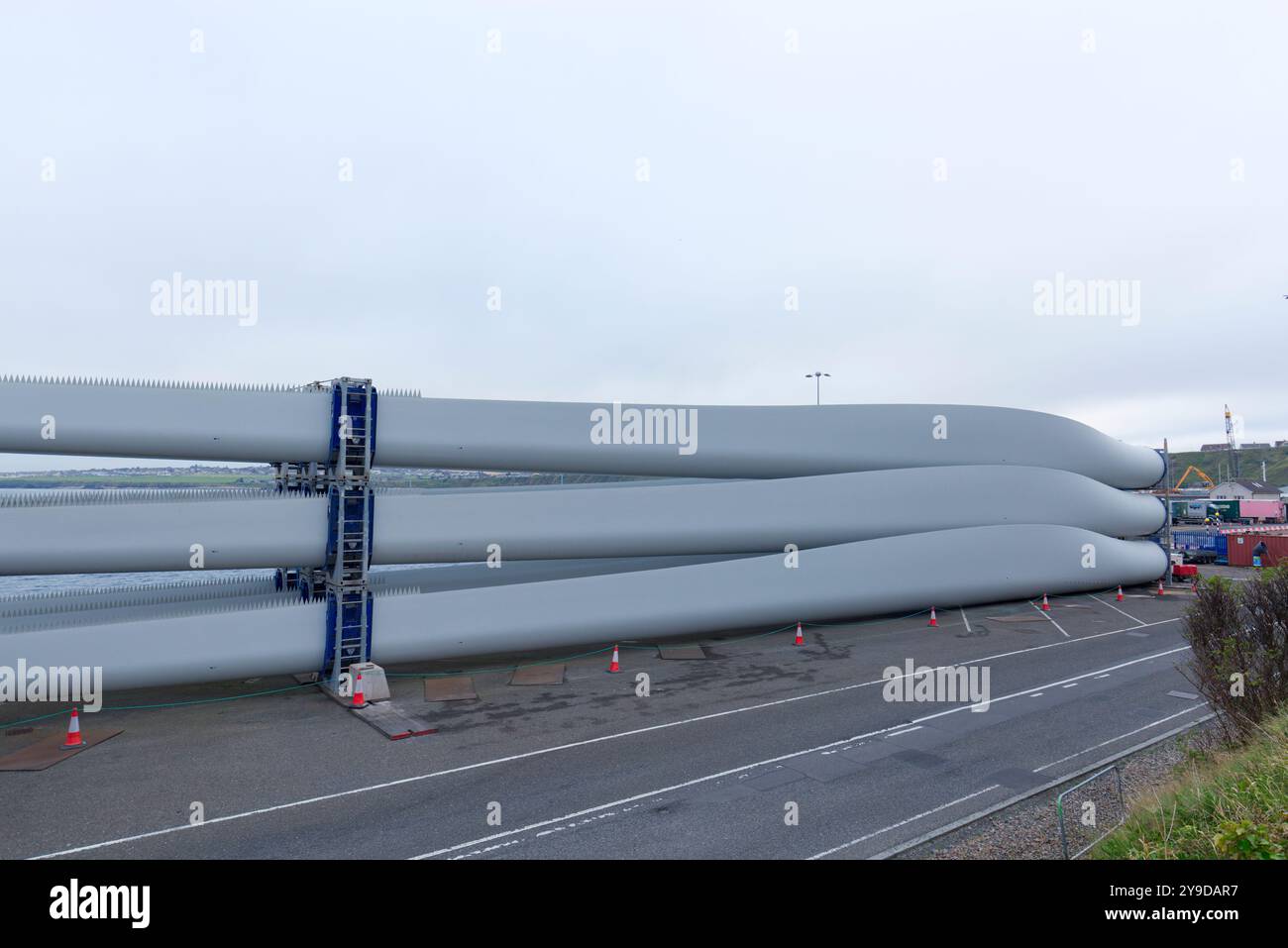 Windturbinenschaufeln in Scrabster Harbour, Nordschottland Stockfoto
