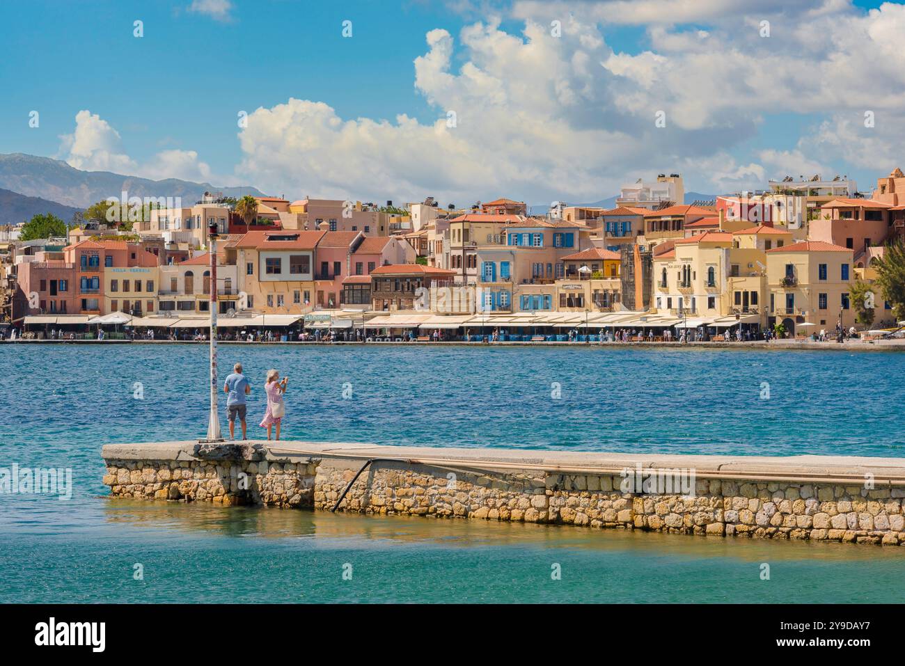 Urlaub für ein Paar im Ruhestand, Blick auf ein Paar mittleren Alters, das den venezianischen Hafen der Altstadt in Chania (Hania), Kreta, Griechenland, betrachtet Stockfoto