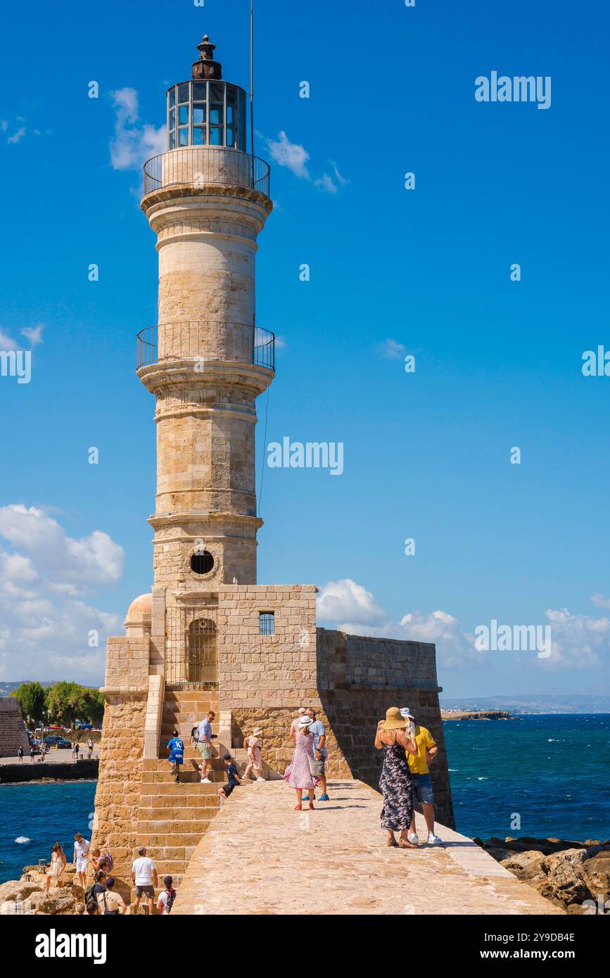 Alter Leuchtturm, Blick auf den historischen Leuchtturm im venezianischen Hafen in Chania, Nordwesten Kretas, Griechenland Stockfoto