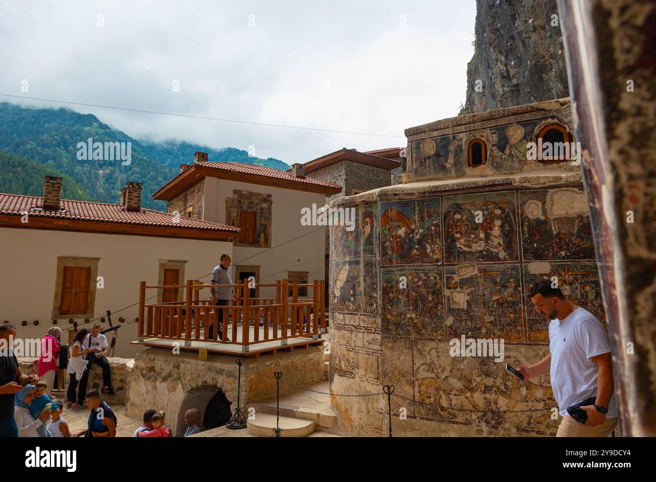 Felsenkirche und Touristen im Kloster Sumela. Trabzon Türkei - 8.3.2024 Stockfoto