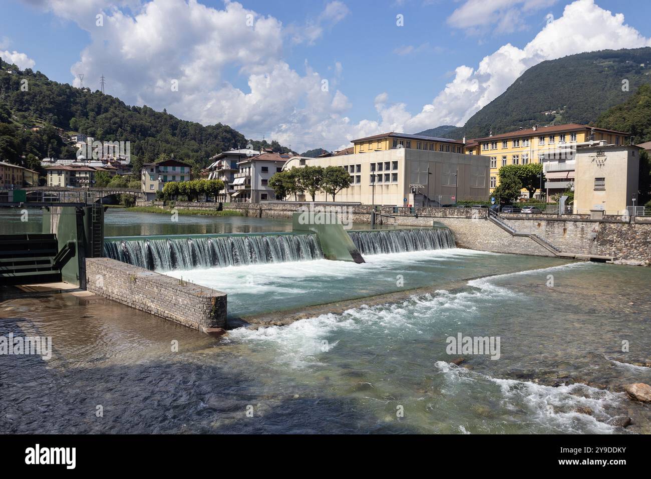 Blick auf ein Wasserkraftwerk auf dem Brembo River in San Pellegrino Terme in der Lombardei, Italien. Stockfoto