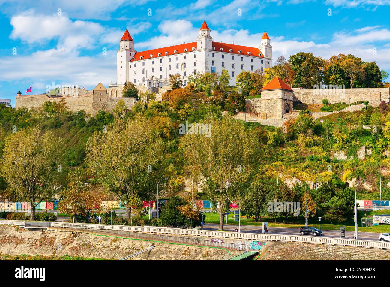 bratislava, slowakei - 16. oktober 2019: Burg auf dem Hügel. Herbstsaison. Beliebtes Reiseziel. Sonniger Tag. Malerisches Reiseziel auf der donau Stockfoto