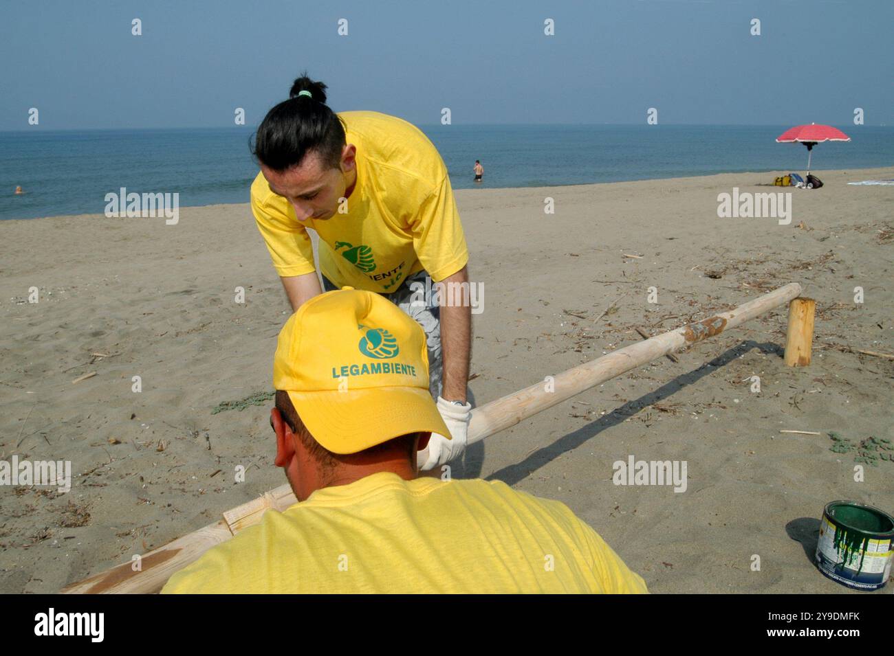 - Arbeitslager des Umweltverbandes Legambiente für Strand- und Kiefernholzbewirtschaftung in der Gemeinde Eboli...- campo di lavoro dell'associazione ambientalista Legambiente per la gestione di spiaggia e pineta nel comune di Eboli. Stockfoto