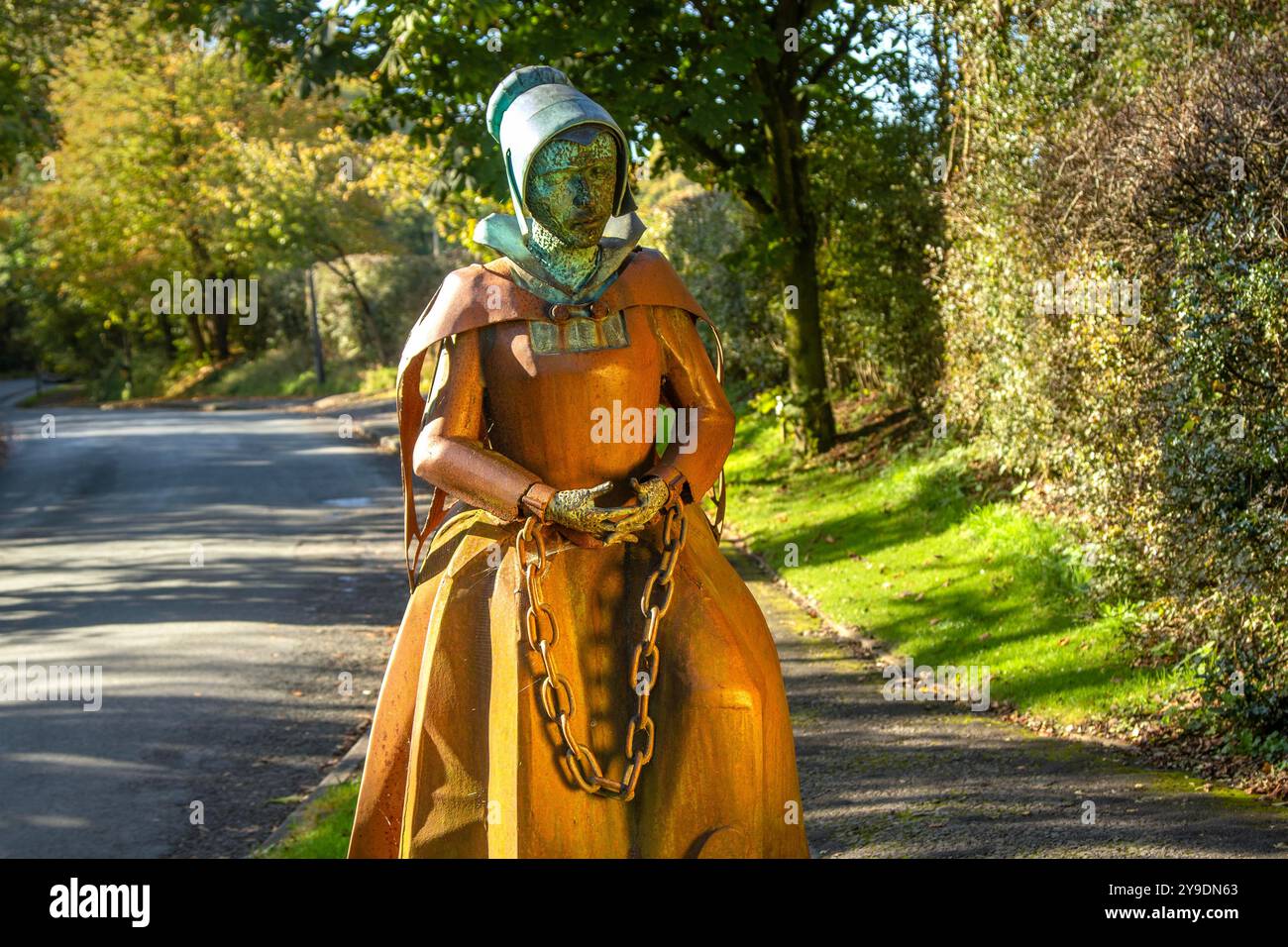 Eine kupferne und eiserne Statue der angeketteten Alice Nutter, einer der Pendle-Hexen in ihrem Heimatdorf an der Blacko Bar Road, Roughlee, Lancashire, Großbritannien Stockfoto