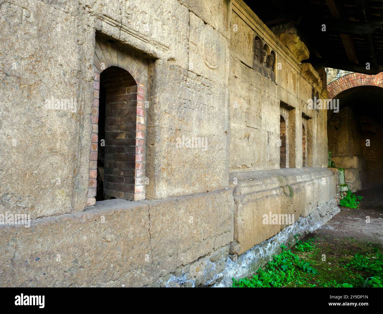 An der Ecke zwischen Via Statilia und Via di Santa Croce in Gerusalemme wurden 1916 einige republikanische Gräber entdeckt, die um 100 v. Chr. zurückgehen und im folgenden Jahrhundert begraben wurden. Diese Gräber waren ursprünglich entlang der alten Straße ausgerichtet, die auch als „Via Celimontana“ bekannt war und von der Porta Maggiore in Richtung der republikanischen Gräber Celio an der Via Statilia in Rom führte Stockfoto