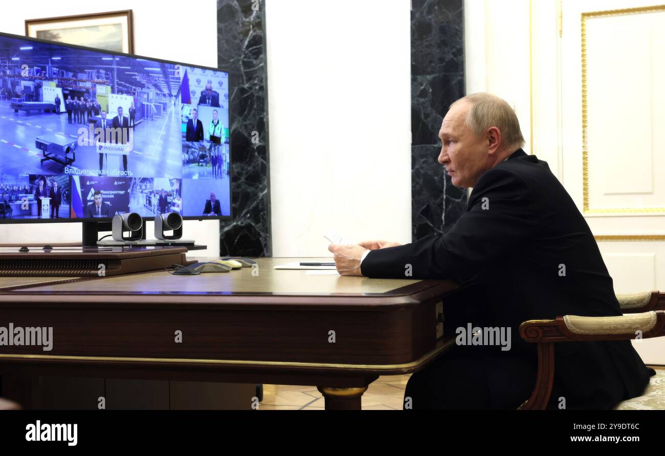 Moskau, Russland. Oktober 2024. Der russische Präsident Wladimir Putin hält eine Videokonferenz ab, um industrielle Entwicklungsprojekte in den Regionen Wladimir, Nischni Nowgorod, Samara und Irkutsk aus dem Kreml, 9. Oktober 2024 in Moskau, Russland. Quelle: Mikhail Metzel/Kreml Pool/Alamy Live News Stockfoto