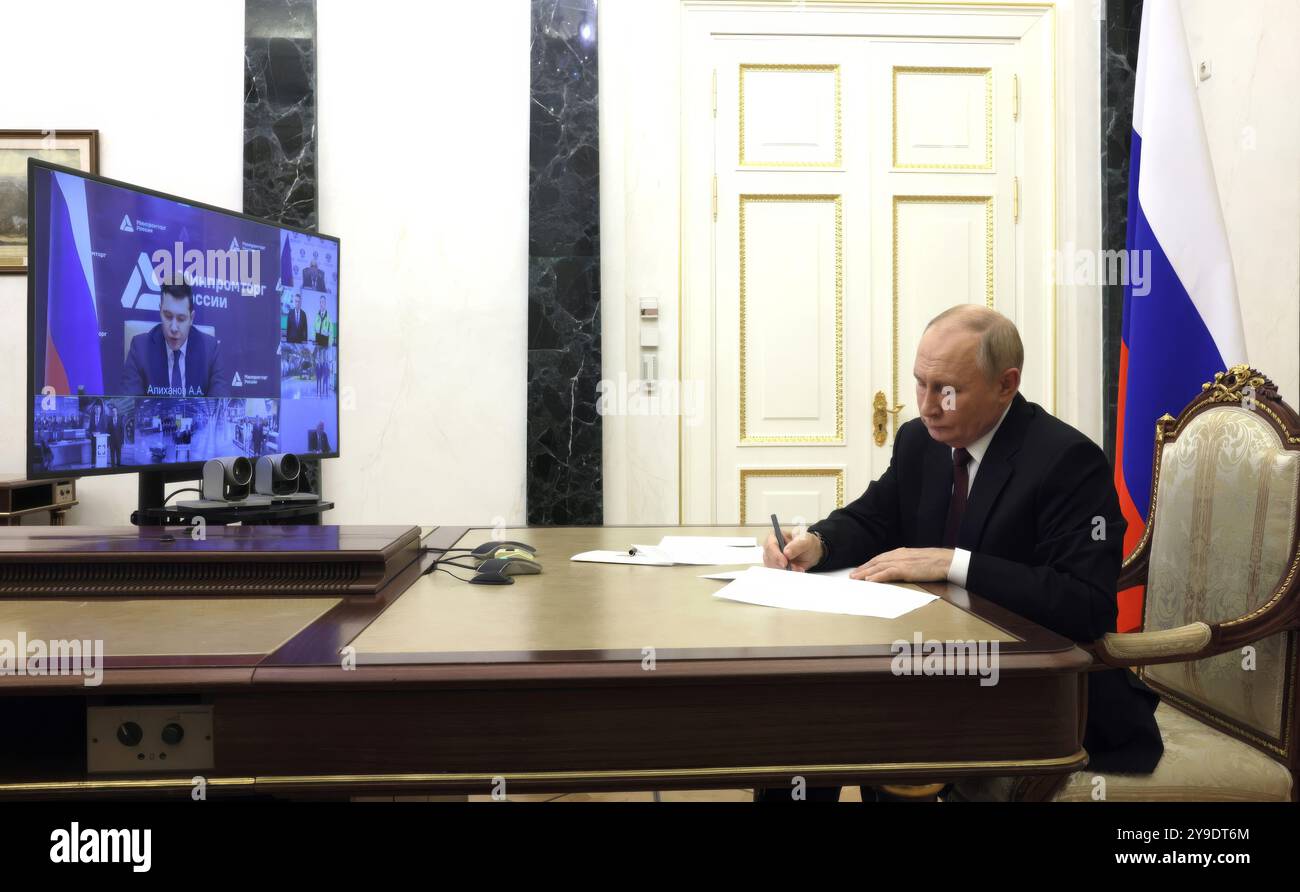 Moskau, Russland. Oktober 2024. Der russische Präsident Wladimir Putin hält eine Videokonferenz ab, um industrielle Entwicklungsprojekte in den Regionen Wladimir, Nischni Nowgorod, Samara und Irkutsk aus dem Kreml, 9. Oktober 2024 in Moskau, Russland. Quelle: Mikhail Metzel/Kreml Pool/Alamy Live News Stockfoto