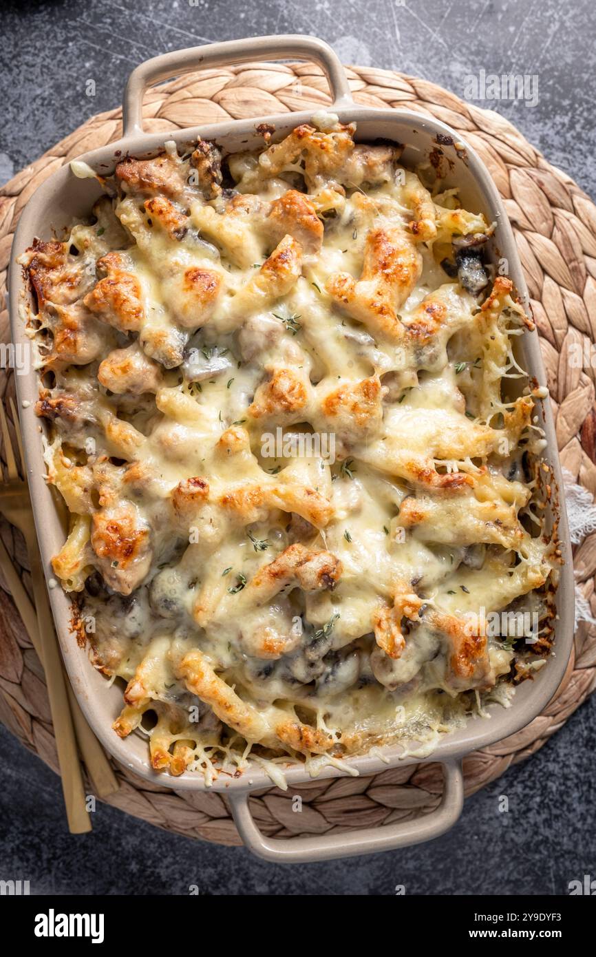 Pasta-Auflauf mit Käse, Huhn und Pilzen Stockfoto