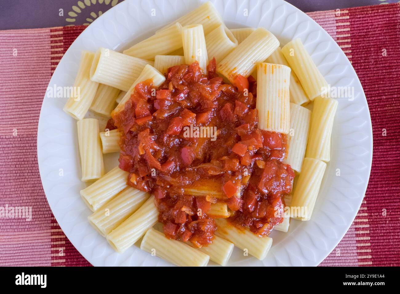 Makkaroni mit Tomatensauce Stockfoto