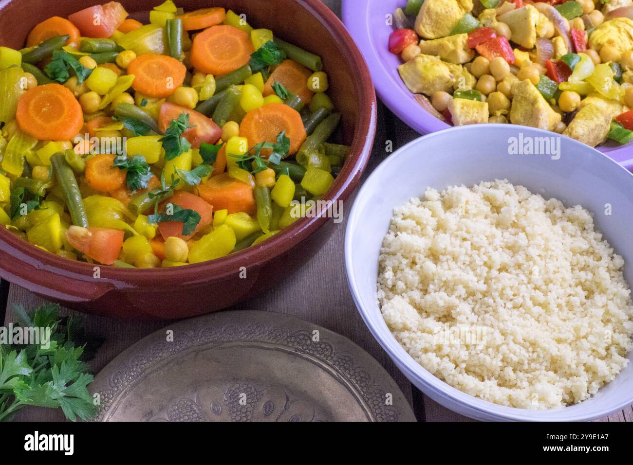 Couscous, Auflauf mit gedünstetem Gemüse und Gemüse mit Huhn Stockfoto