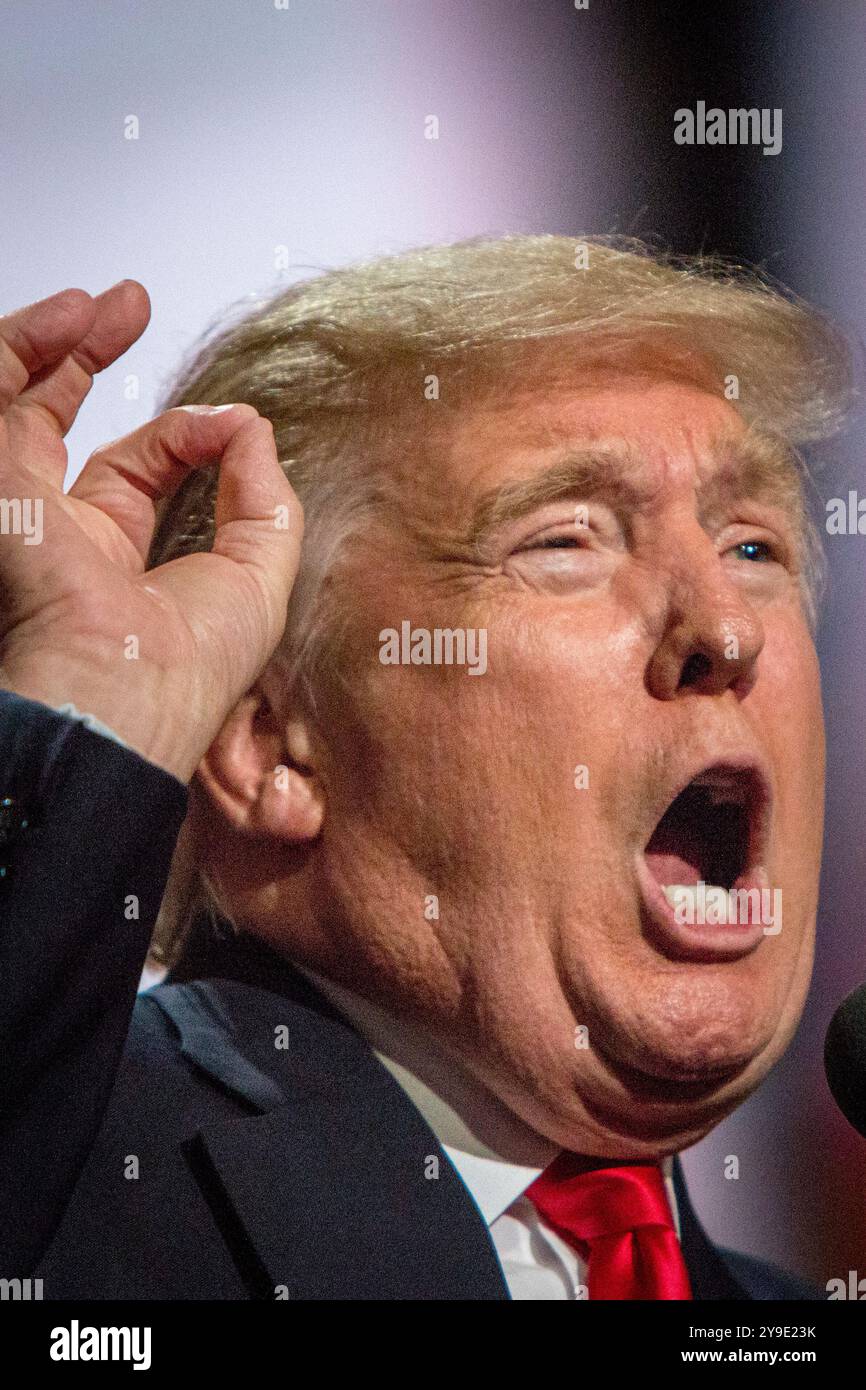 Donald Trump hält am 21. Juni 2016 eine feurige Dankesrede auf der Republican National Convention in Cleveland, Ohio. In diesem entscheidenden Moment wird der Geschäftsmann aus Queens formell als Kandidat der Republikanischen Partei für die US-Präsidentschaftswahlen nominiert und schafft damit die Voraussetzungen für eine Wahlkampagne, die die amerikanische Politik neu gestalten würde Stockfoto