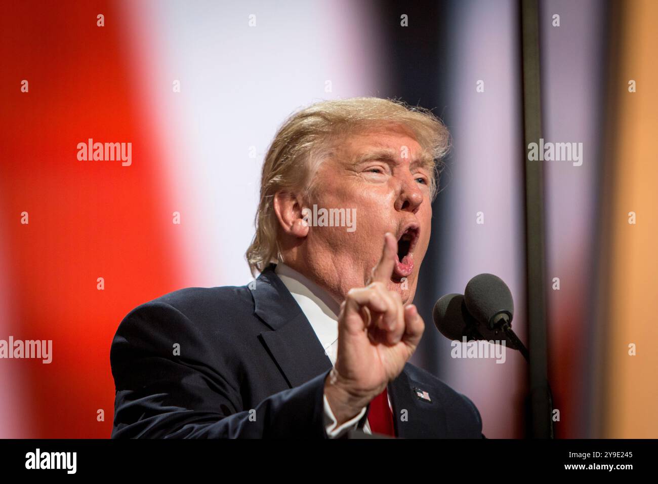 Donald Trump hält am 21. Juni 2016 eine feurige Dankesrede auf der Republican National Convention in Cleveland, Ohio. In diesem entscheidenden Moment wird der Geschäftsmann aus Queens formell als Kandidat der Republikanischen Partei für die US-Präsidentschaftswahlen nominiert und schafft damit die Voraussetzungen für eine Wahlkampagne, die die amerikanische Politik neu gestalten würde Stockfoto