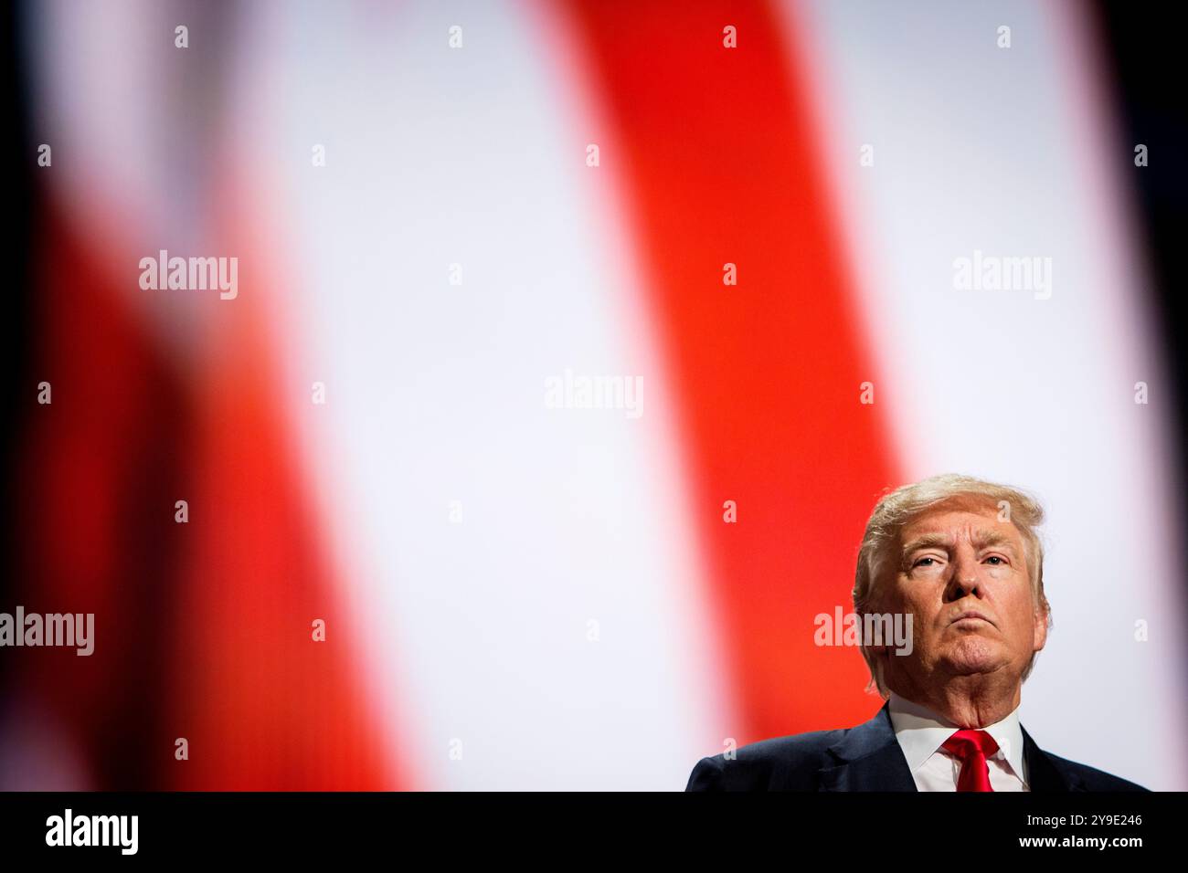 Donald Trump hält am 21. Juni 2016 eine feurige Dankesrede auf der Republican National Convention in Cleveland, Ohio. In diesem entscheidenden Moment wird der Geschäftsmann aus Queens formell als Kandidat der Republikanischen Partei für die US-Präsidentschaftswahlen nominiert und schafft damit die Voraussetzungen für eine Wahlkampagne, die die amerikanische Politik neu gestalten würde Stockfoto